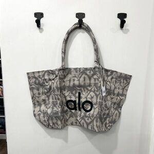 ALO Yoga Gray Tote Bag with Abstract Pattern